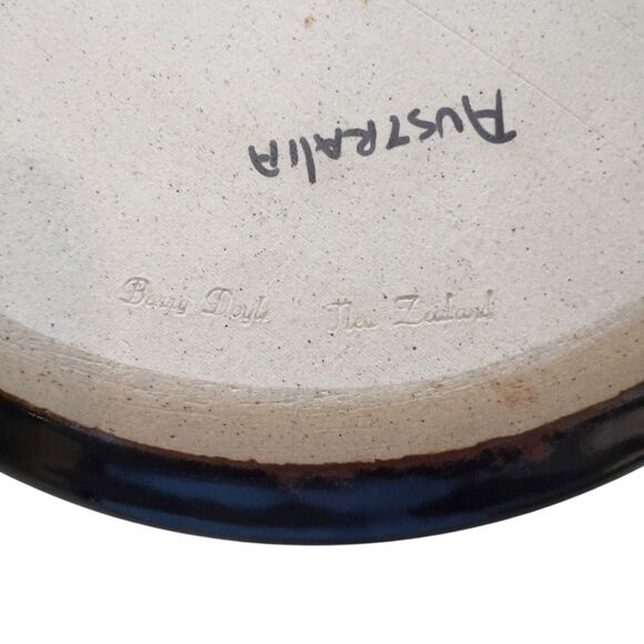 Barry Doyle  Pottery Plate‎ New Zealand 10 IN Blue Violet Black Signed Back - Picture 5 of 6